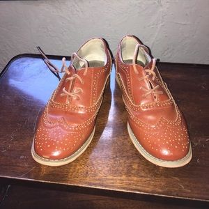 Feminine loafers in a warm brown.
